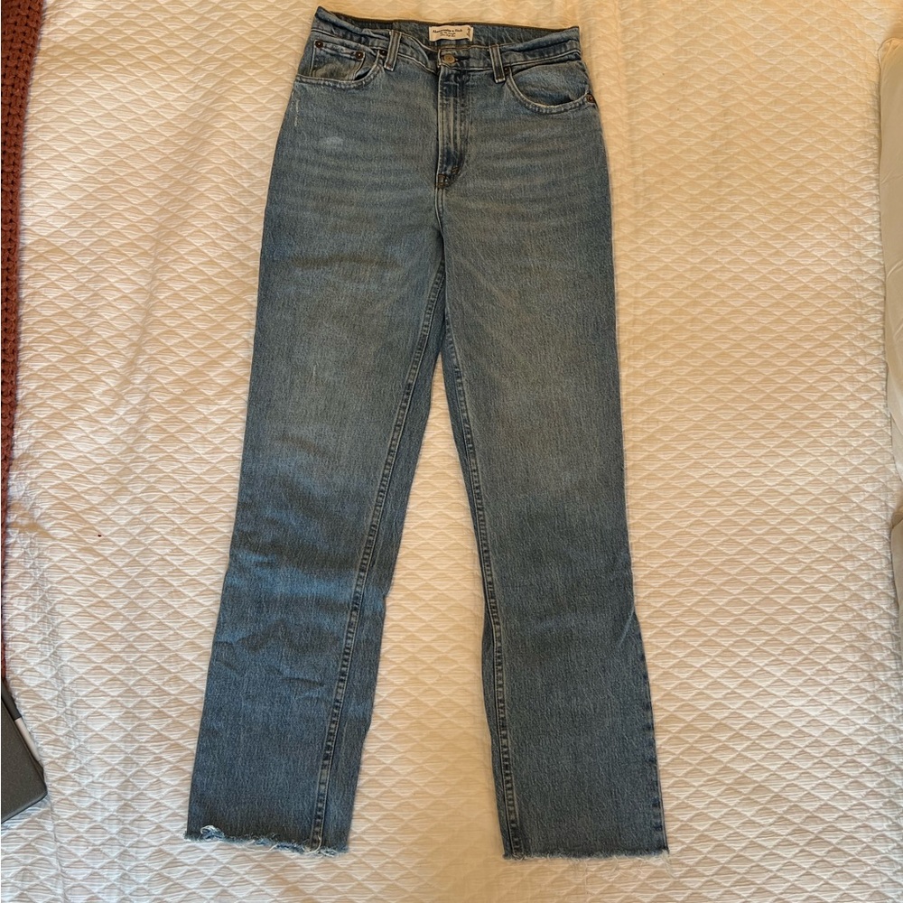 Abercrombie 90s Straight Ultra High Rise in size 28 Long/ 6 Long, raw hem